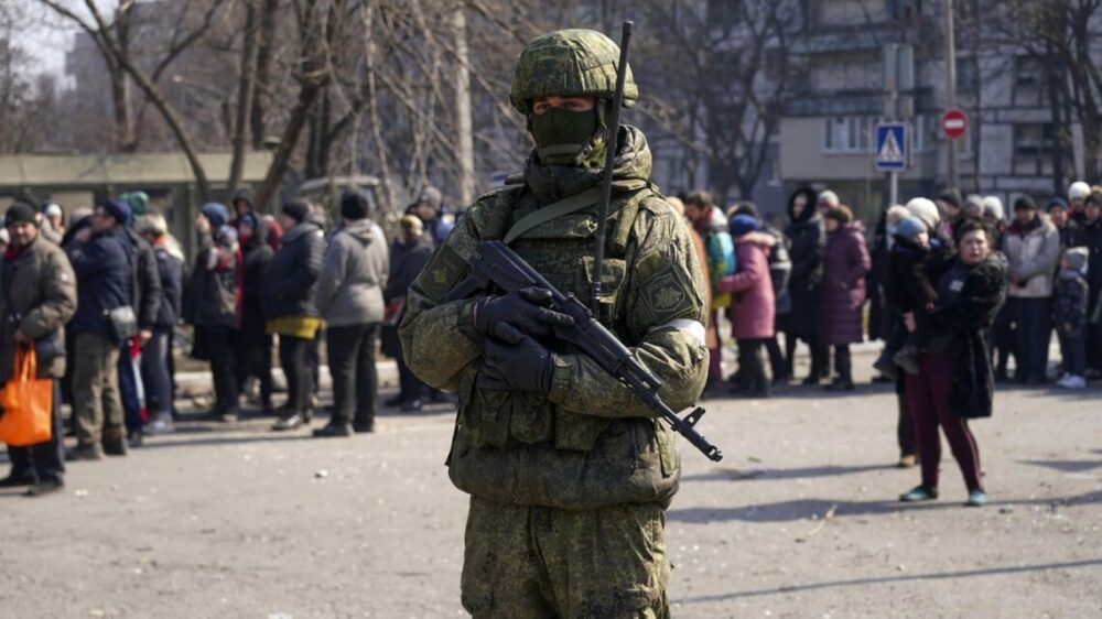 На окупованих територіях росіяни забирають у людей українські паспорти