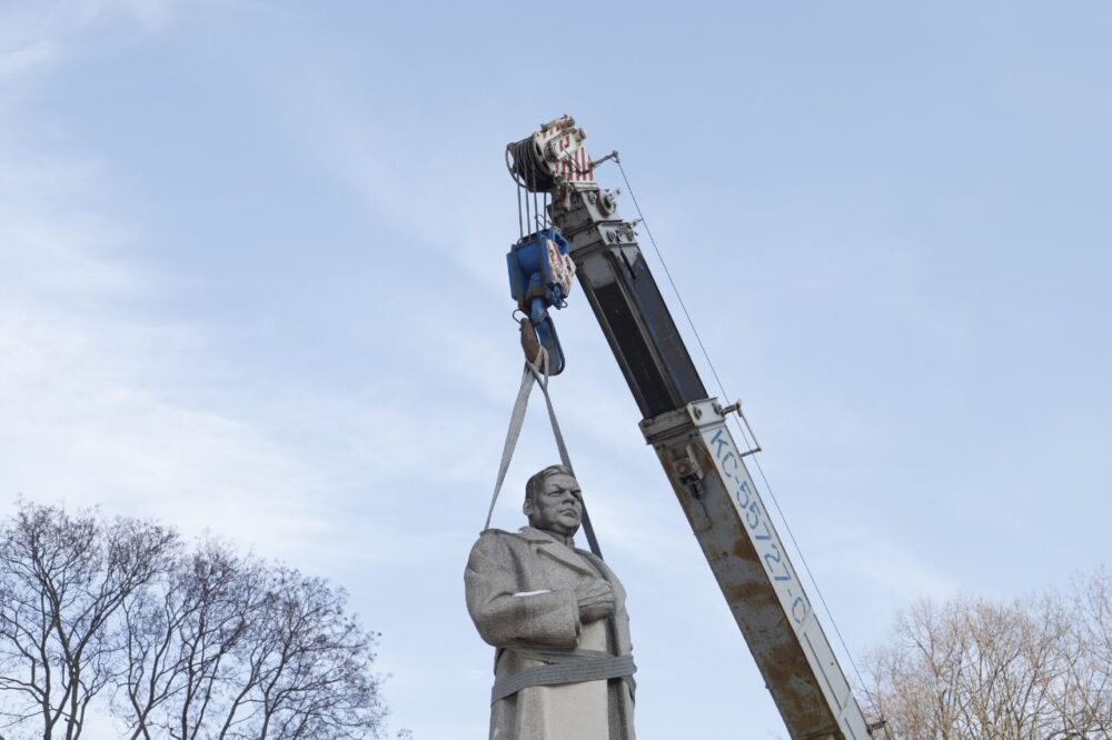 У Києві демонтували пам’ятник радянському генералу Ватутіну
