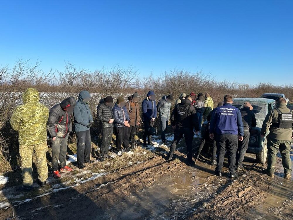 На Закарпатті затримали десятьох ухилянтів, які намагались перетнути кордон на надувному човні