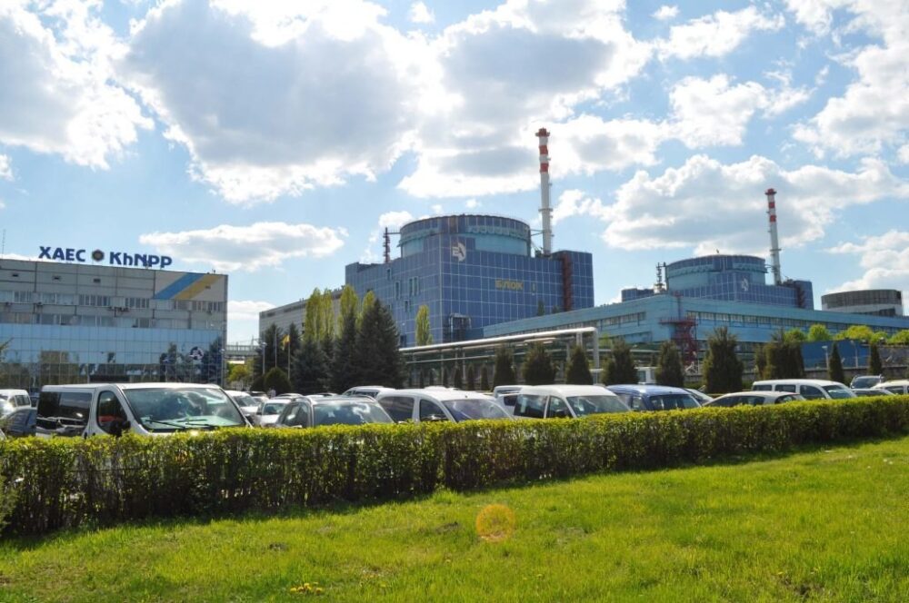 Внаслідок російської атаки один з енергоблоків на Хмельницькій АЕС зупинився