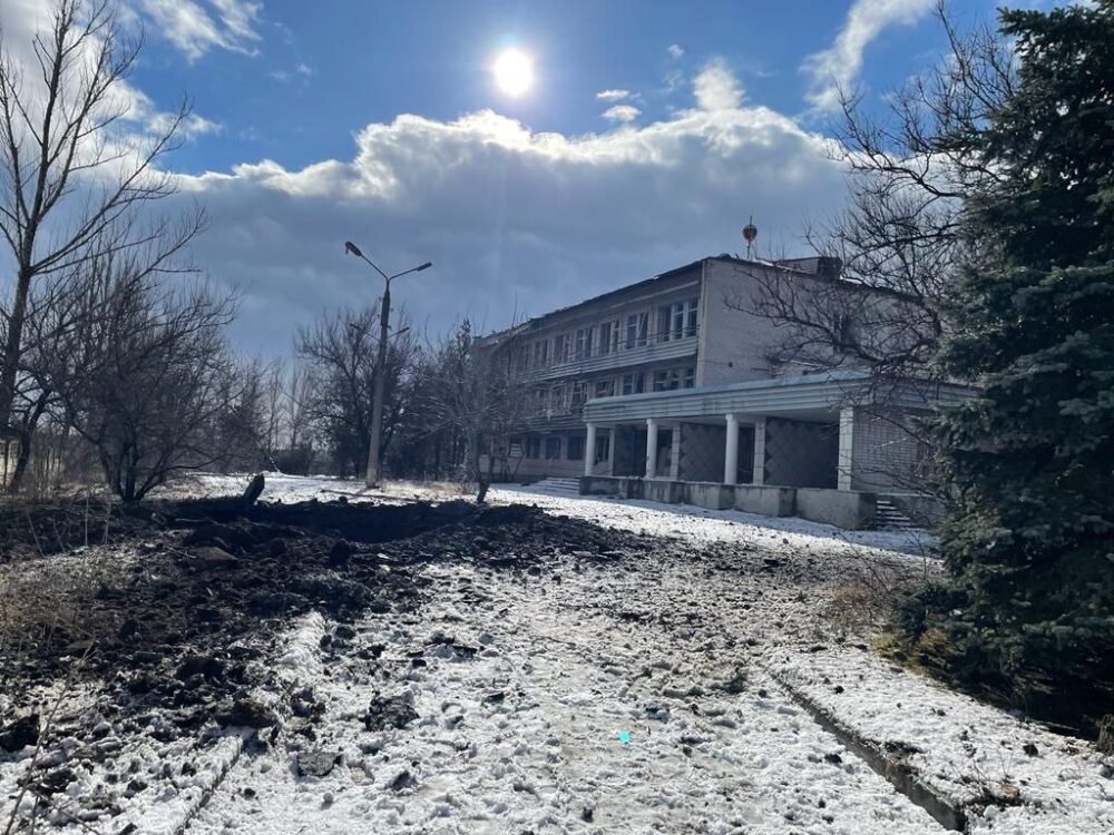 Війська рф вдарили по центру видачі гуманітарної допомоги на Донеччині