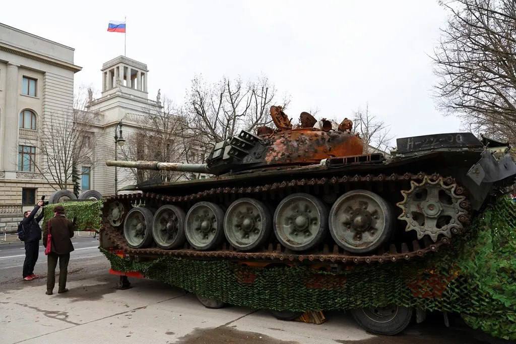 Біля посольства рф у Берліні виставили спалений російський танк