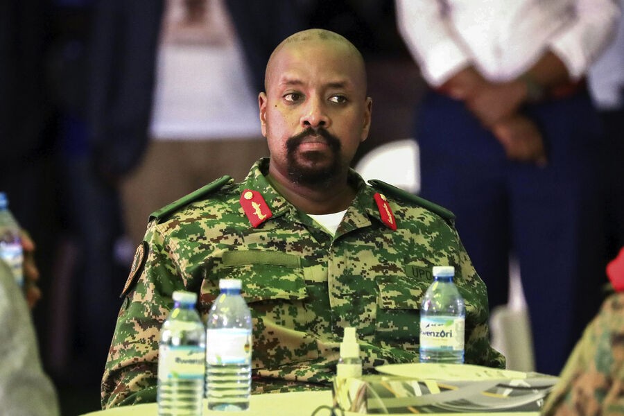 Син президента Уганди заявив, що відправить війська на захист москви у випадку “імперіалістичної загрози”