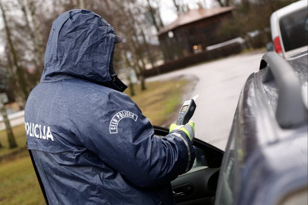 Латвія передала Україні перші 8 автомобілів, конфіскованих у п’яних водіїв