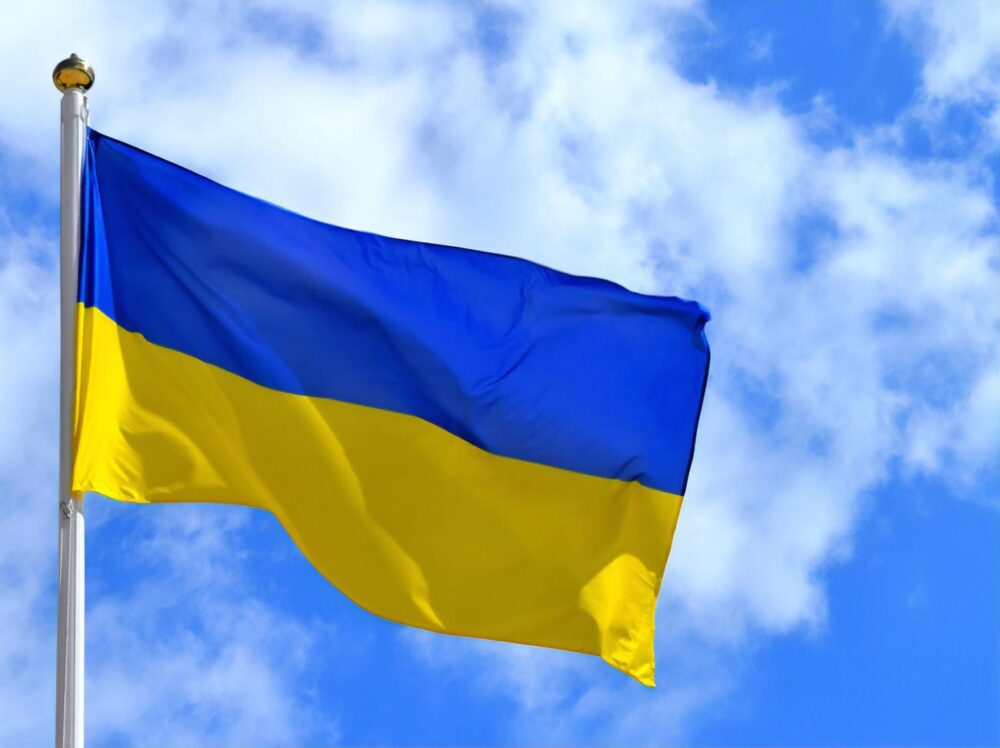 На Черкащині підлітки заради відео в TikTok зняли український прапор з могили військового