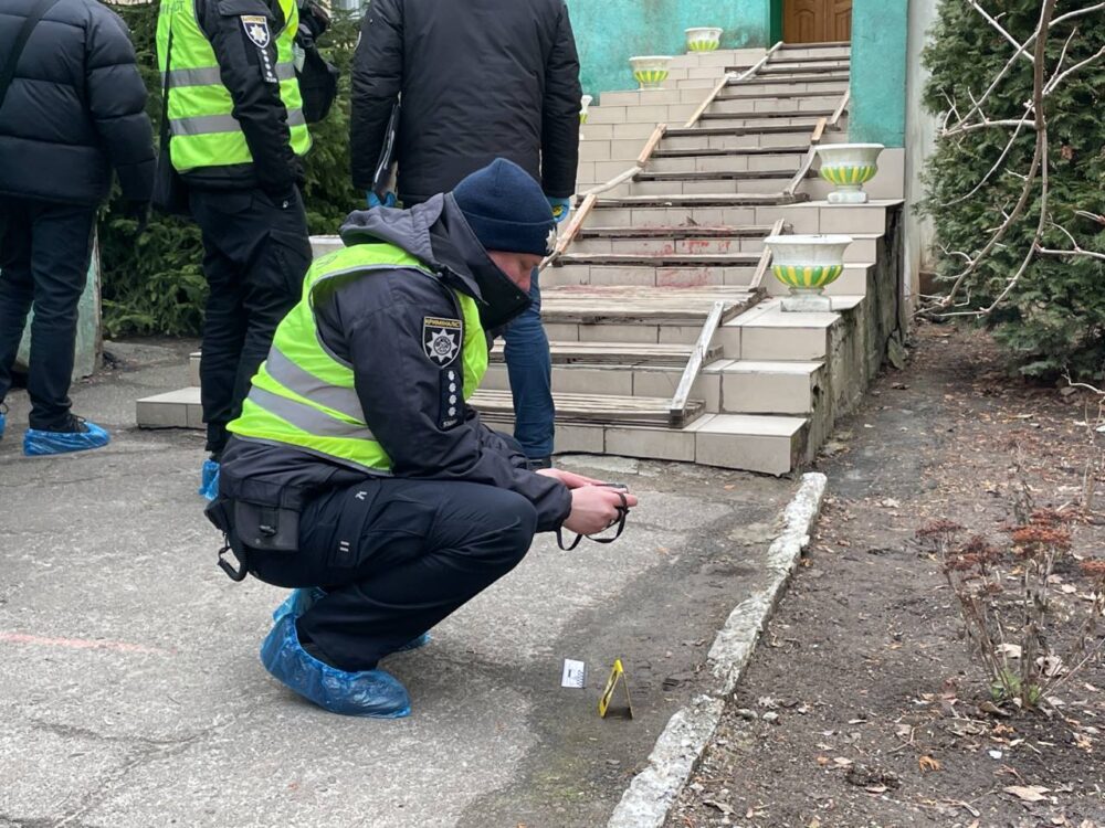 У дитсадку в Рівному знайшли закривавлене тіло чоловіка