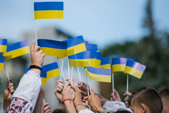90% українських підлітків хочуть бути корисними під час відбудови України. Опитування