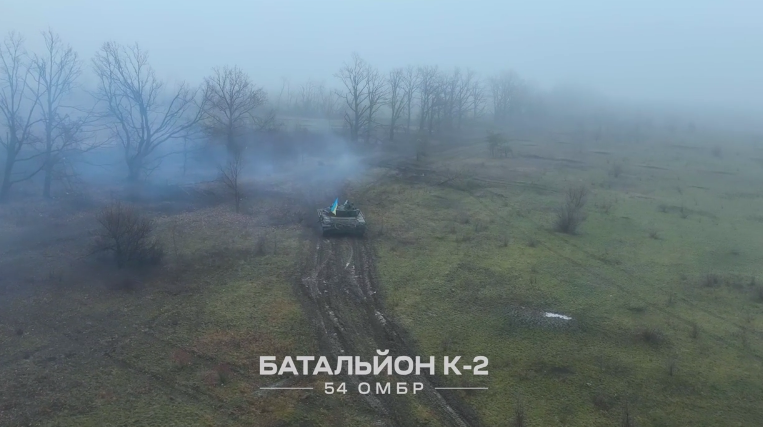 Український танк застав окупантів зненацька, скориставшись туманом. Відео