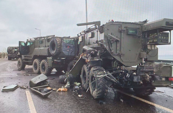 На Кримському мосту “самоліквідувалася” колона броньовиків “Ахмат”