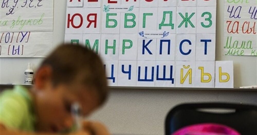 У Бердянську до батьків, які не віддають дітей до російських шкіл, приходять з обшуками