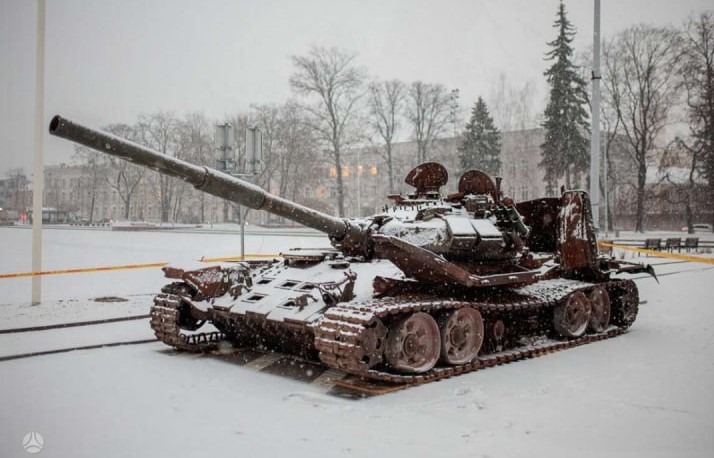 Підбитий російський танк жартома виставили на продаж у Литві