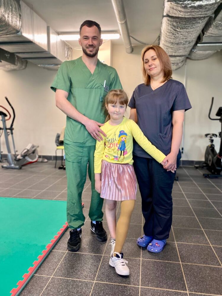 В Україні встановили перший протез дитині, яка втратила ногу внаслідок обстрілу росіян