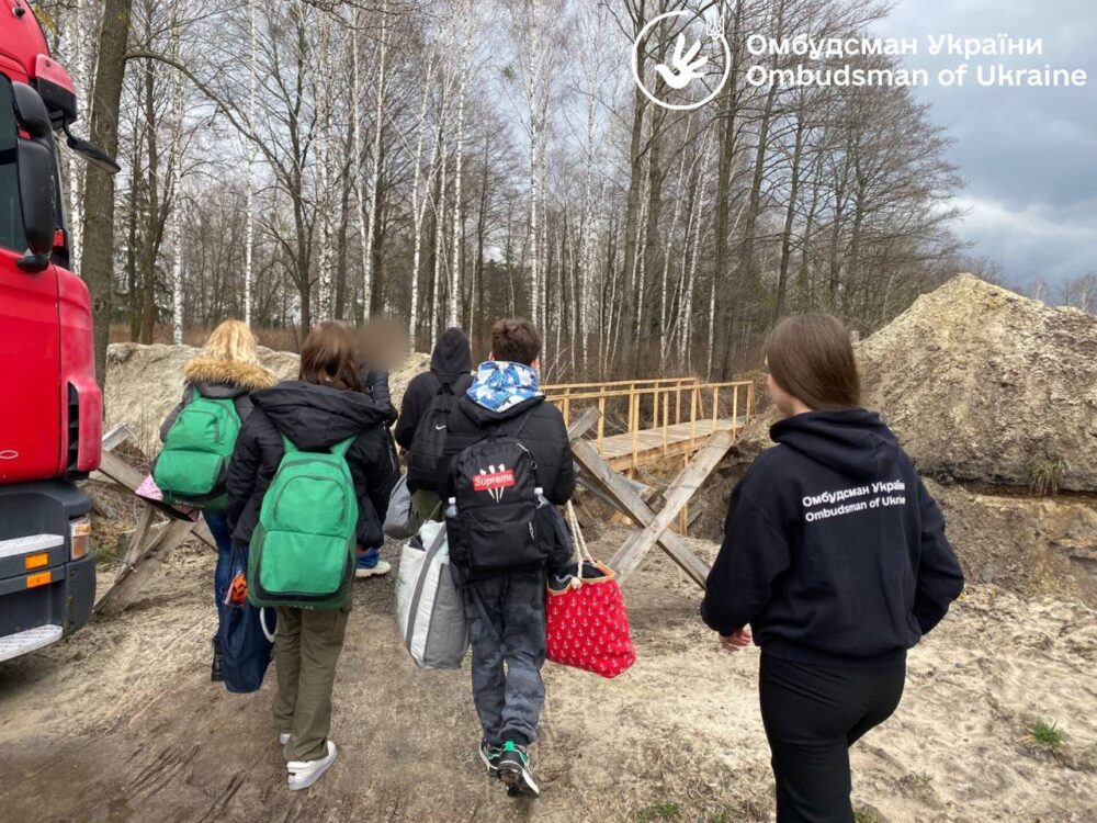 З окупованих територій до України повернули 15 дітей