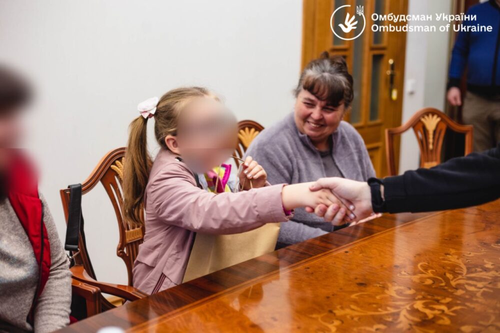 З окупованої території України вдалося повернути додому ще двох дітей