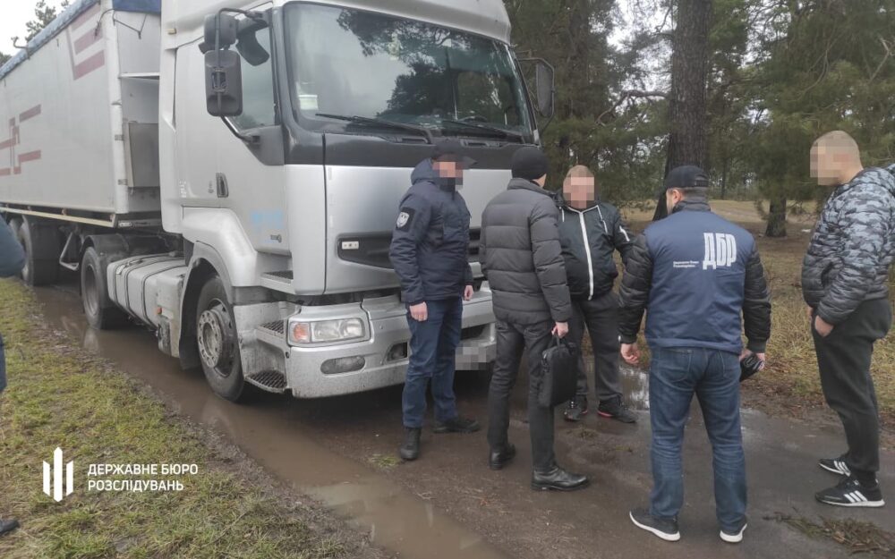 На Львівщині затримали групу чоловіків, які незаконно рубали дуби в лісах