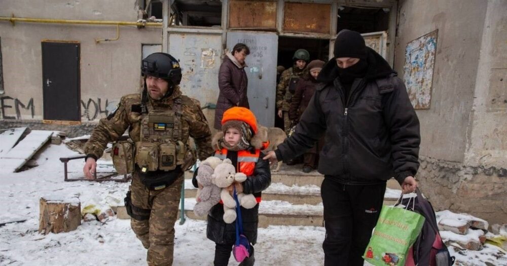 Кабмін схвалив примусову евакуацію дітей із зон бойових дій
