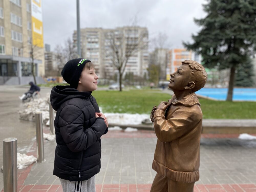 У дворі львівської лікарні встановили скульптуру хлопчика, який чекає на хороші новини