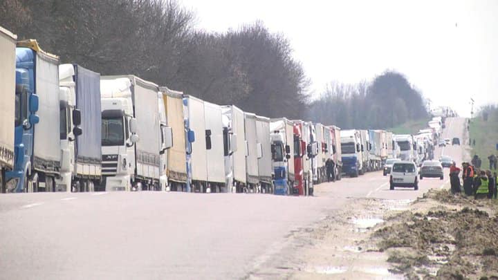 На кордоні з Польщею утворилася черга з вантажівок з українським зерном та продовольством