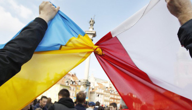 Позитивно оцінюють відносини з Україною близько 80% поляків. Опитування
