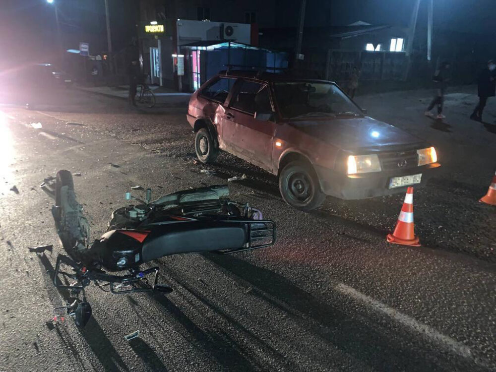 На Львівщині в ДТП з авто постраждав неповнолітній мотоцикліст