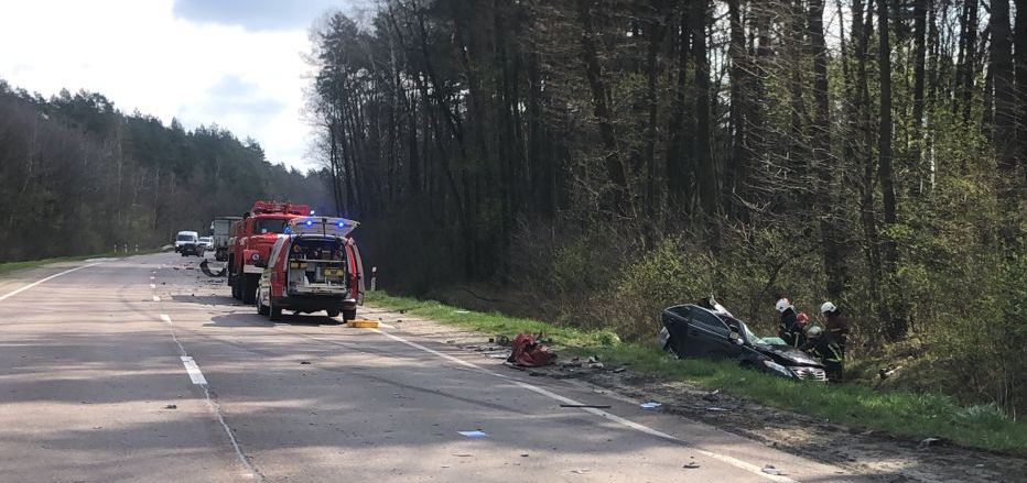На Львівщині водій легковика загинув у ДТП з двома вантажівками