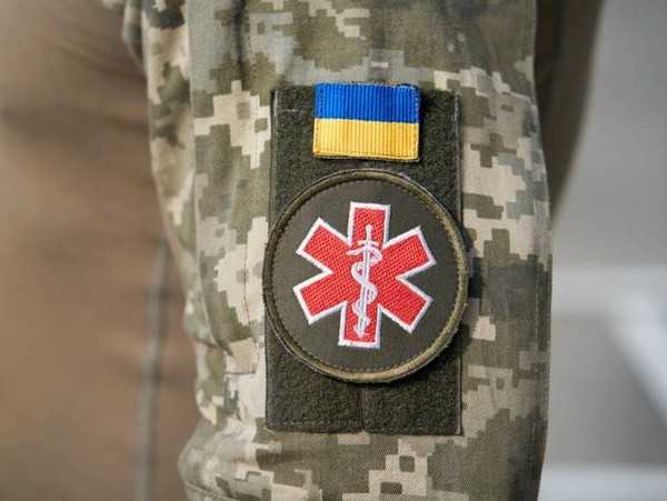 Українські військові медики отримали тактичні рюкзаки від Євросоюзу на 1,8 млн грн