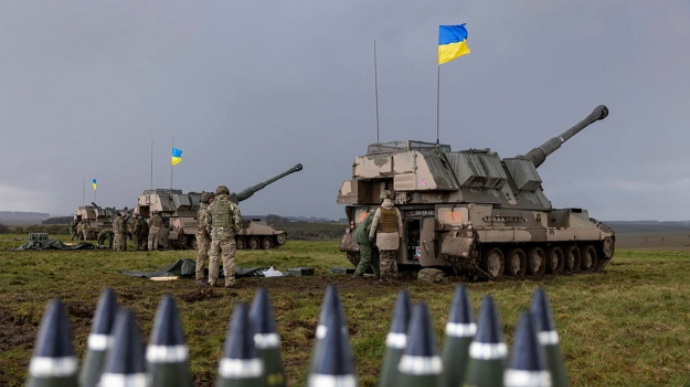 Друга група українських військових завершила навчання на британських САУ AS90