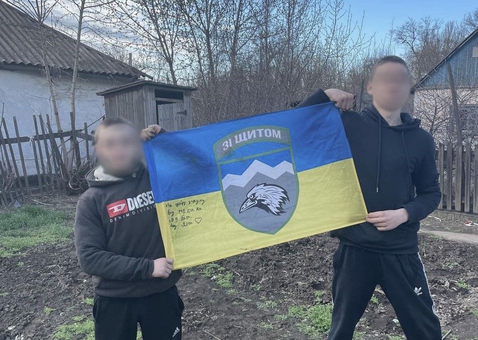 У Маріуполі росіяни збираються судити підлітків за зберігання українського прапора
