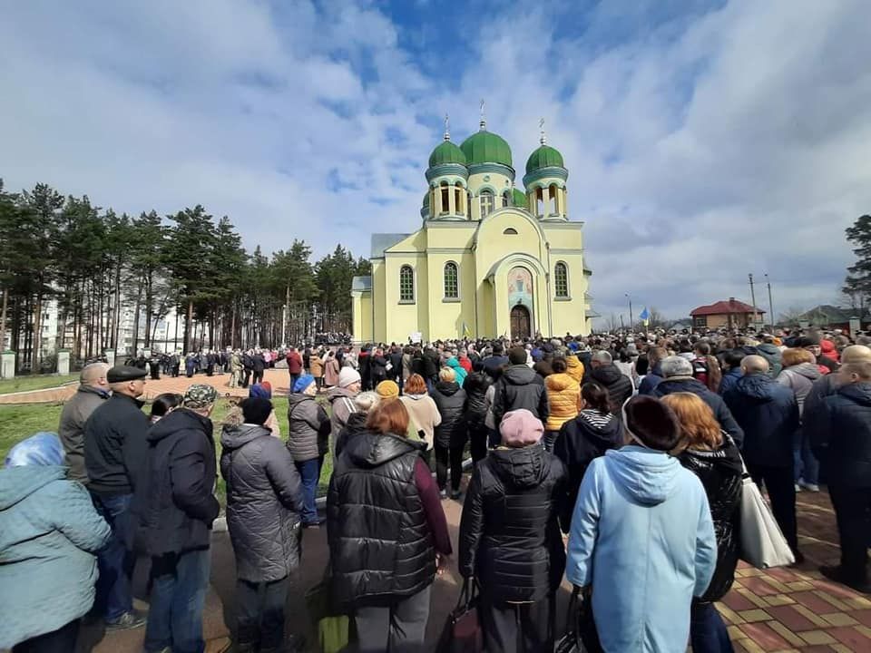 На Житомирщині під час конфлікту біля храму священник УПЦ МП вдарив дитину з прапором України