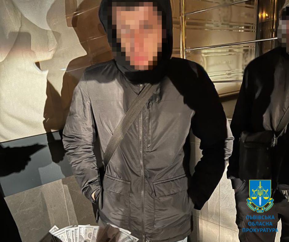 У Львові поліцейський вимагав у військового $3 тисячі хабаря