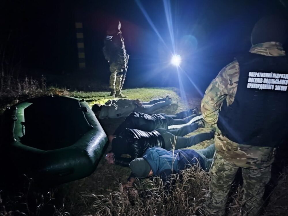 Громадянин Молдови на човні намагався переправити за кордон трьох українців