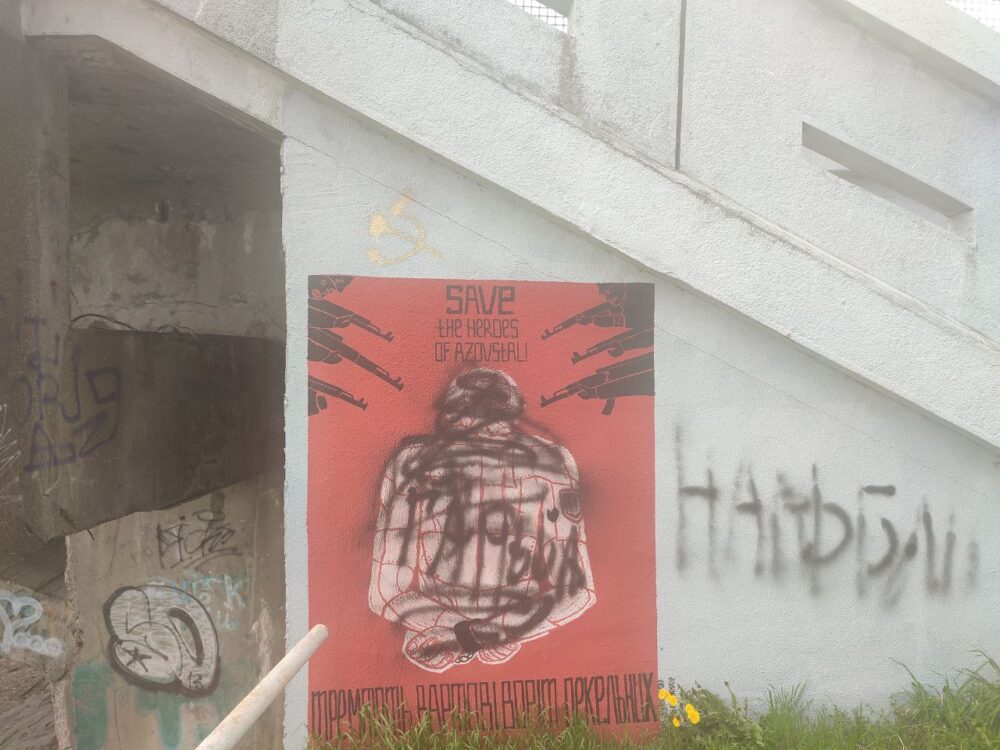 В Ужгороді невідомі намалювали серп і молот біля знищеного графіті “Азовсталі”