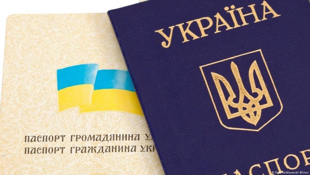 З паспортів України старого зразка планують прибрати російську мову