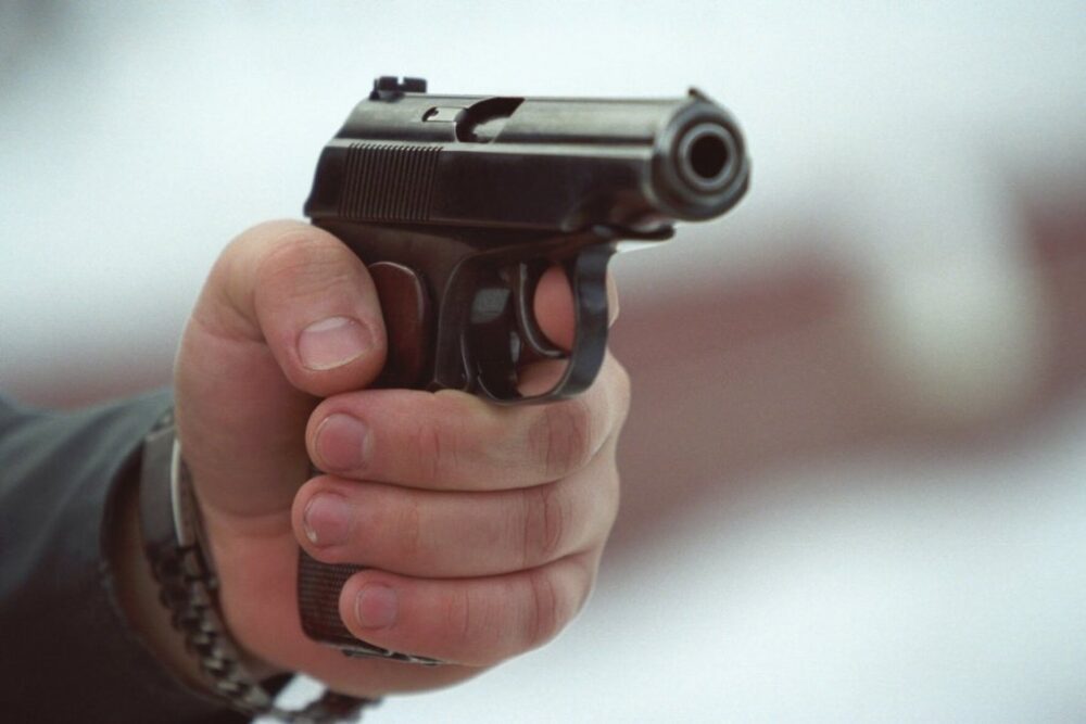 У центрі Тернополя п’яний чоловік погрожував пістолетом підліткам