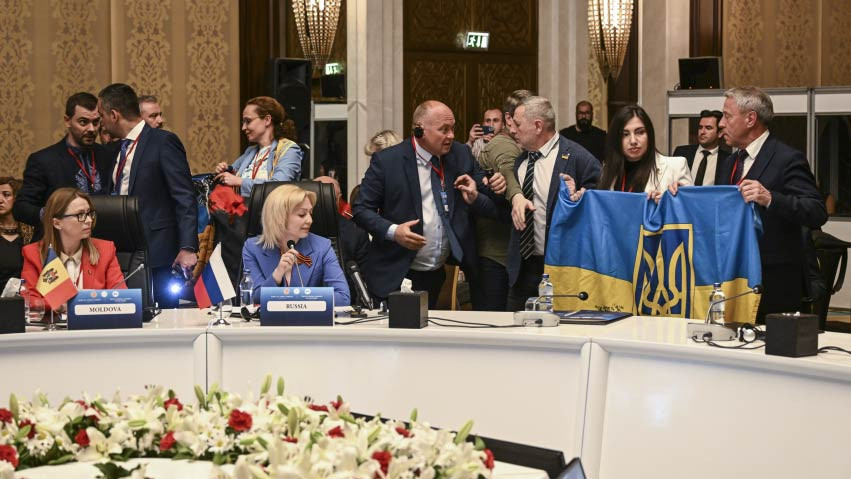 Український депутат побився із представником рф, який хотів вкрасти прапор України на саміті в Туреччині