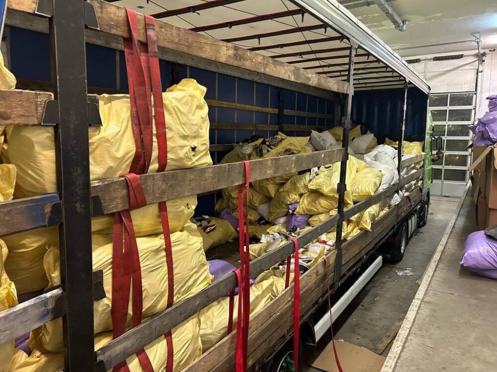 На Волині затримали півтори тонни контрабандного одягу на 3,3 млн грн
