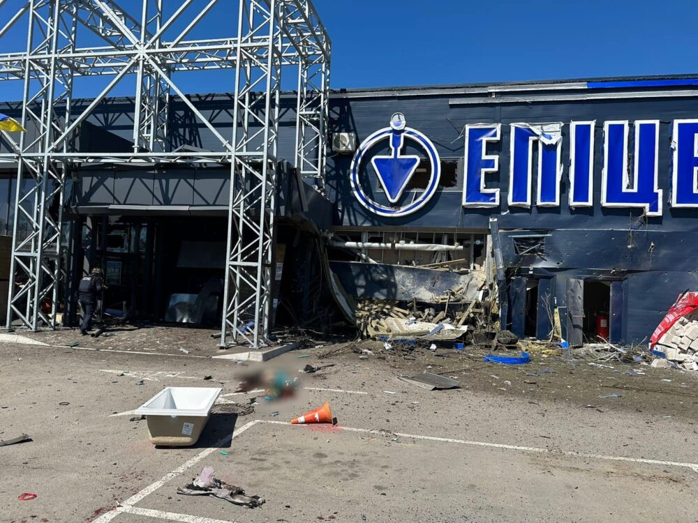 У Херсоні росіяни обстріляли гіпермаркет, є загиблі