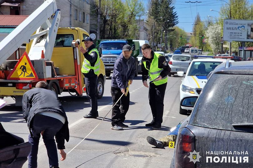 На переході в Хмельницькому збили поліцейську і двох військових, один загинув