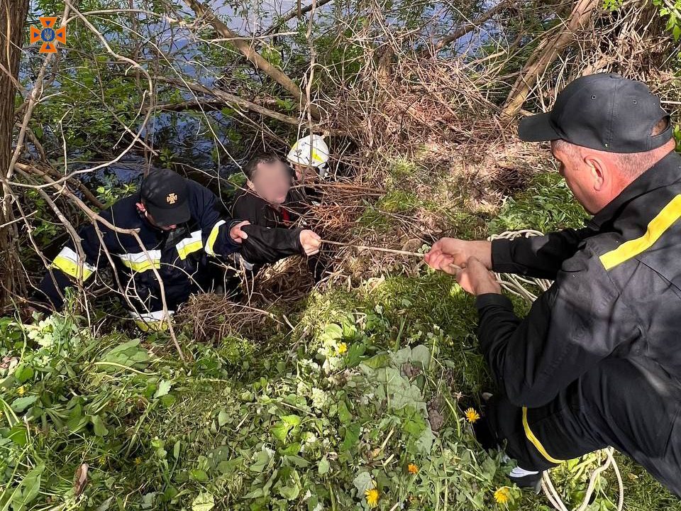 На Тернопільщині врятували чоловіка, який тонув у річці