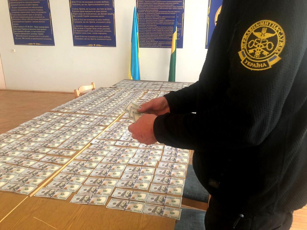 Двоє чоловіків намагались незаконно ввезти в Україну з Угорщини 120 тис. доларів