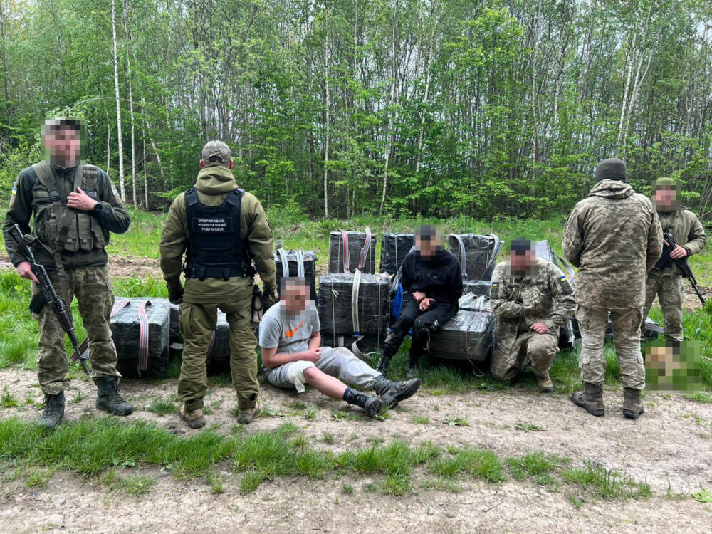 На Буковині контрабандисти, втікаючи, викинули цигарок на понад 500 тис. грн