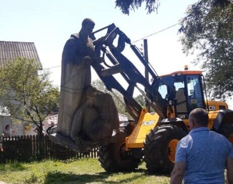 На Львівщині демонтували черговий пам’ятник, присвячений солдатам радянської армії