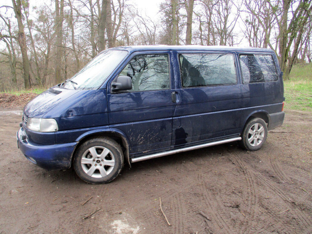 На Рівненщині 19-річний хлопець викрав мікроавтобус із власником у салоні