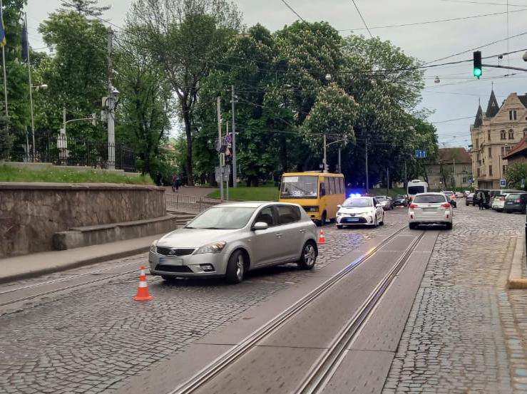 У центрі Львова авто збило 11-річну дівчинку