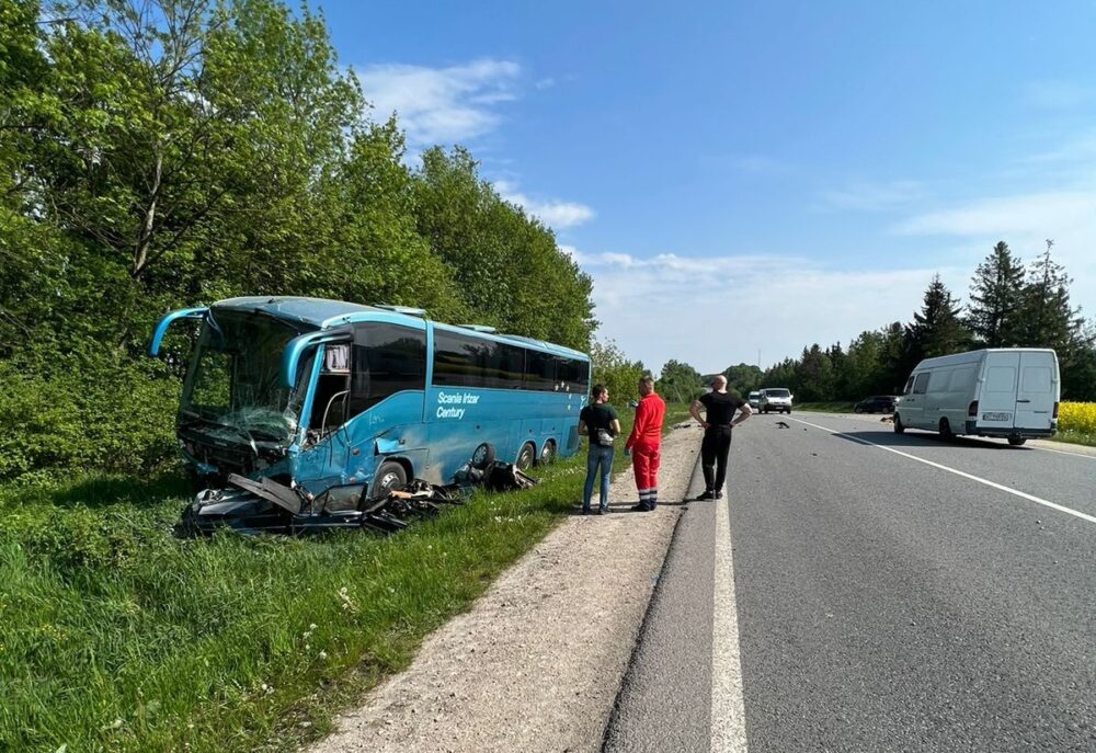 На Тернопільщині у потрійній ДТП за участю екскурсійного автобуса загинули двоє людей