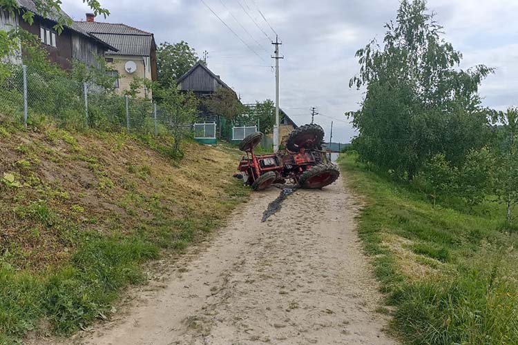 На Тернопільщині чоловік загинув внаслідок перекидання трактора