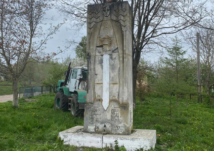 На Львівщині демонтували радянський пам’ятник “загиблим від рук українських націоналістів”