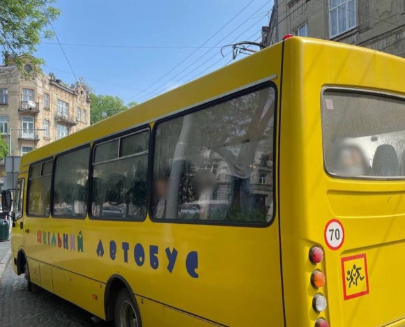У Львові зупинили п’яного водія шкільного автобуса, який привіз дітей на екскурсію
