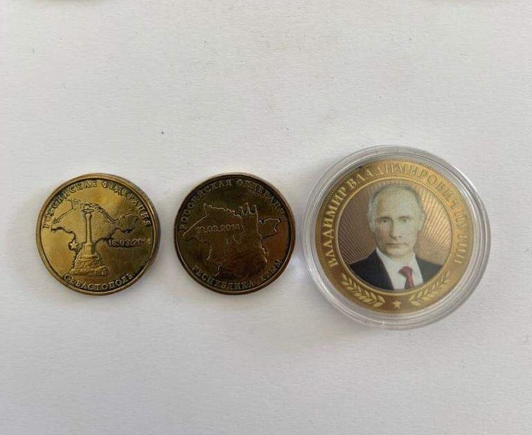 На Львівщині у жінки вилучили монети з путіним та окупованим Кримом