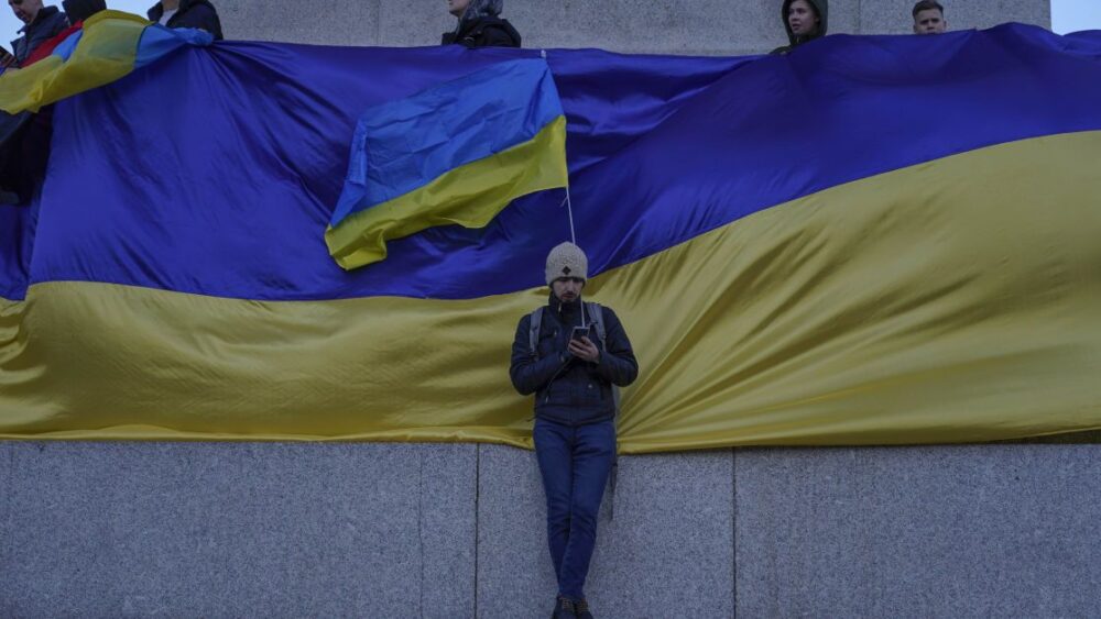 Суд Берліна дозволив українські прапори 8 і 9 травня